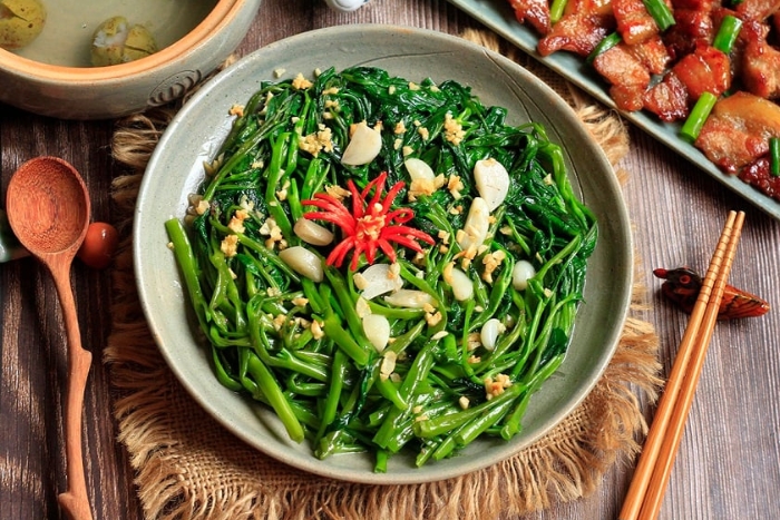 Stir-fried morning glory vegetable with garlic 